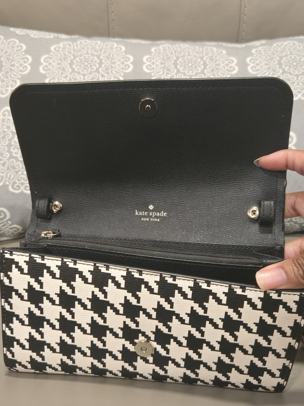 kate spade New York Black & White Houndstooth Convertible Wallet Crossbody Set - Picture 4 of 16